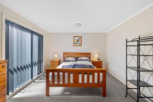 - une chambre avec un lit et une grande fenêtre dans l'établissement Picture Perfect On Pier, à Inverloch