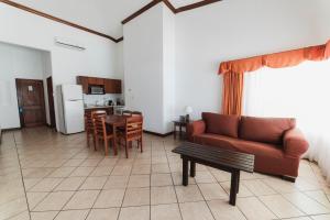 Hotel Cayman Suites的厨房或小厨房