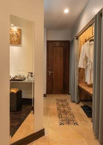 - un couloir avec une porte et un dressing dans l'établissement Pavillon d'Orient Boutique Hotel, à Siem Reap