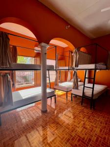 2 literas en una habitación con paredes de color naranja en Alena Hostal, en Valladolid