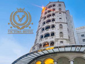 Un certificado, premio, cartel u otro documento en The Victory Hotel