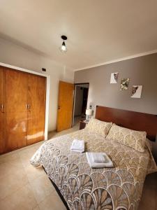 een slaapkamer met een bed met twee handdoeken erop bij GaVal Apart in Posadas