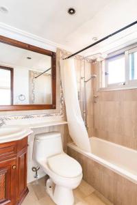 Ένα μπάνιο στο 3 BDR Ocean View luxury Apartment . Sleeps 6
