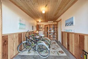 un grupo de bicicletas estacionadas en una habitación en Downtown Loft-Sauna,Bikes,Hot Tub & Great Fun, en Arcata
