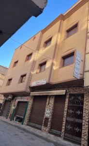 un edificio sul lato di una strada di Appartement boulaàyoun de luxe à louer nador 2 a Nador