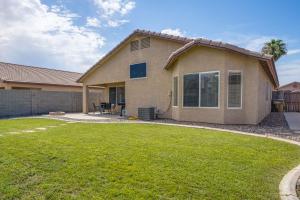 una casa con césped delante en Bright Peoria Home with Gas Grill and Fire Pit!, en Peoria