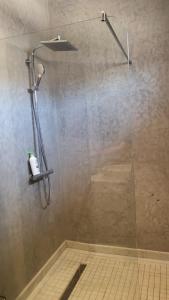 Villa avec vue panoramique في طنجة: دش مع باب زجاجي في الحمام