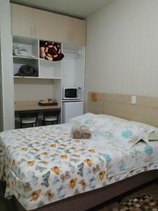 una camera da letto con un letto e asciugamani di Pousada Caminho das Rosas - Gramado a Gramado