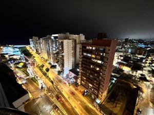 una vista aérea de una ciudad por la noche con tráfico en DEPARTAMENTO con VISTA AL MAR, en Lima