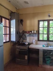 una cucina con piano cottura e lavandino di Scenario Yguazu a Puerto Iguazú