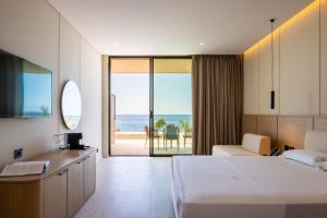 Voodi või voodid majutusasutuse BEYOND A Luxury Boutique Hotel toas
