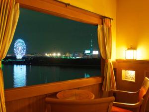 浦安市にある東京ベイ舞浜ホテル ファーストリゾートの夜の観覧車を望む窓