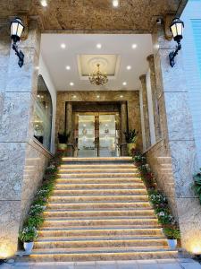 un conjunto de escaleras que conducen a un edificio en Senior Hotel en Can Tho