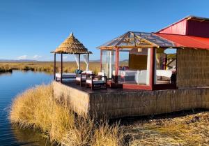 um gazebo ao lado de um lago em Titicaca Ecolodge Perú em Puno