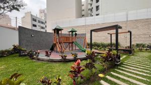 un parque infantil con columpio en un patio en Apartament Social Tree 907 en Lima