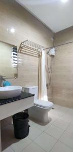 y baño con aseo, lavabo y ducha. en Sea Horizon Resort, en Zamboanguita