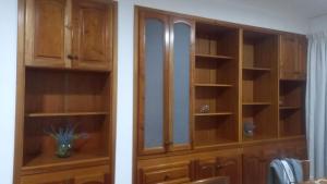 duas estantes de madeira num quarto em B&G APART BELGRANO em Río Cuarto