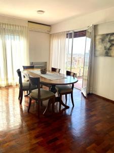 uma sala de jantar com uma mesa e cadeiras num quarto em B&G APART BELGRANO em Río Cuarto