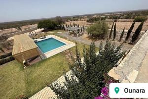 uma villa com uma piscina e um jardim em Villa Dar Ma Ma (Ounagha) em Essaouira