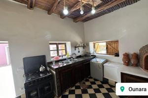 Il comprend une cuisine équipée d'un évier et d'une cuisinière. four supérieur dans l'établissement Villa Dar Ma Ma (Ounagha), à Essaouira