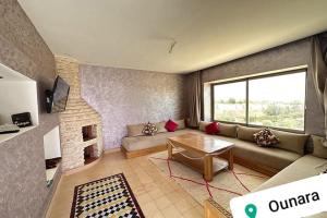 - un salon avec un canapé et une table dans l'établissement Villa Dar Ma Ma (Ounagha), à Essaouira
