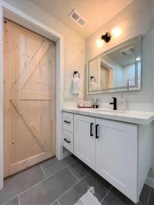 La salle de bains est pourvue d'une porte coulissante et d'un lavabo. dans l'établissement Private Deluxe Suite! *Location*: MS, lakes, shops, à Bellevue