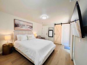 - une chambre avec un grand lit blanc et une fenêtre dans l'établissement Private Deluxe Suite! *Location*: MS, lakes, shops, à Bellevue