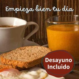Uma sanduíche, uma chávena de café e um copo de sumo de laranja. em Hotel Los Geranios em Duitama