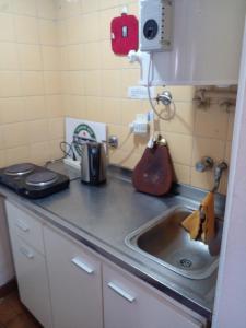 Kitchen o kitchenette sa DEPARTAMENTO TEMPORARIO CATAMARCA MENDOZA CENTRO