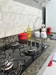 een zwarte kookplaat in de keuken bij Casa de 2 Quartos no Centro in Marabá