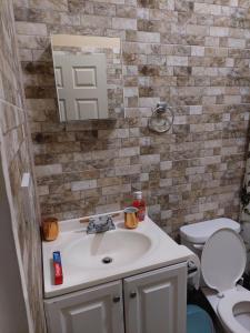 Vannituba majutusasutuses Lovely and cozy 2 bedroom apt with oceanic view