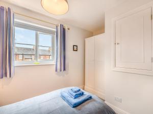 1 dormitorio con cama y ventana en Elwell Cottage en Beverley