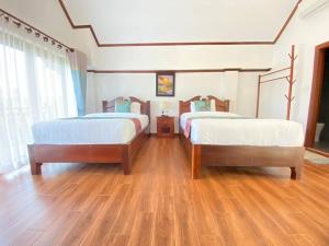 Postel nebo postele na pokoji v ubytování Lodge Moni Essara Kampot