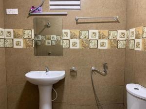 un bagno con lavandino e WC di Meegahapokuna Resort a Anuradhapura