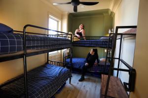 Cama ou camas em um quarto em Mad Monkey Hostel Coogee Beach