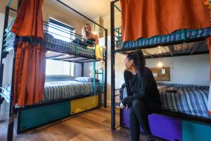 Cama ou camas em um quarto em Mad Monkey Hostel Coogee Beach mais 24 fotos