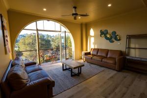 Uma área de estar em Mad Monkey Hostel Coogee Beach