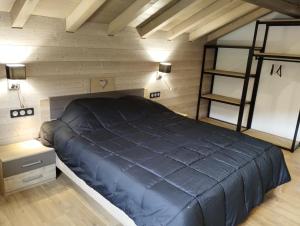 Cama en habitación con pared de madera en Superbe Chalet Neuf, en Cornimont