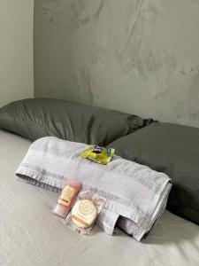 uma pilha de toalhas e outros itens numa cama em SOLAR DI LUCCA Lindo Apartamento com piscina em Londrina