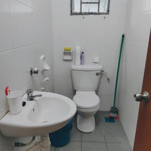斗湖的住宿－Ummik Homestay，浴室配有白色卫生间和盥洗盆。