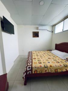 um quarto com uma cama num quarto em Cómoda Suite cerca de todo em Guayaquil
