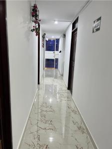 einen Flur mit Marmorboden in einem Gebäude in der Unterkunft Hostel Las Vegas in Lima