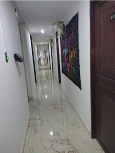 einen Flur mit Marmorboden und einer Tür in der Unterkunft Hostel Las Vegas in Lima