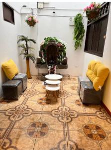 a living room with a table and two chairs at Hostel Las Vegas in Lima