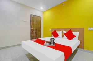 a bedroom with a bed with red and yellow walls at OYO Flagship Hotel Mint Residency in New Delhi
