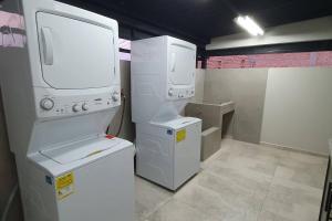 - une buanderie avec un lave-linge et un sèche-linge dans l'établissement Departamento inteligente y acogedor, à Cuenca