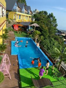 a group of people playing in a swimming pool at GARDEN FLOWER TAM ĐẢO Venuestay in Vĩnh Phúc