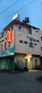 ein Gebäude mit Schildern an der Straßenseite in der Unterkunft vrs dormitary in Mysore
