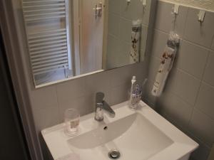 lavabo blanco en el baño con espejo en Studio Valloire, 1 pièce, 4 personnes - FR-1-263-525 en Valloire