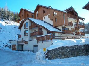 a large building with snow on the ground in front of it at Appartement Valloire, 2 pièces, 4 personnes - FR-1-263-529 in Valloire